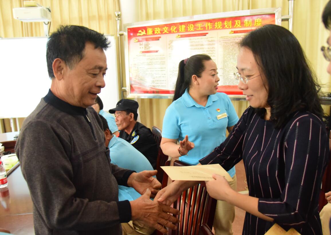 市國資委黨委書記、主任周春華走進(jìn)天涯海角景區(qū)慰問困難黨員.jpg